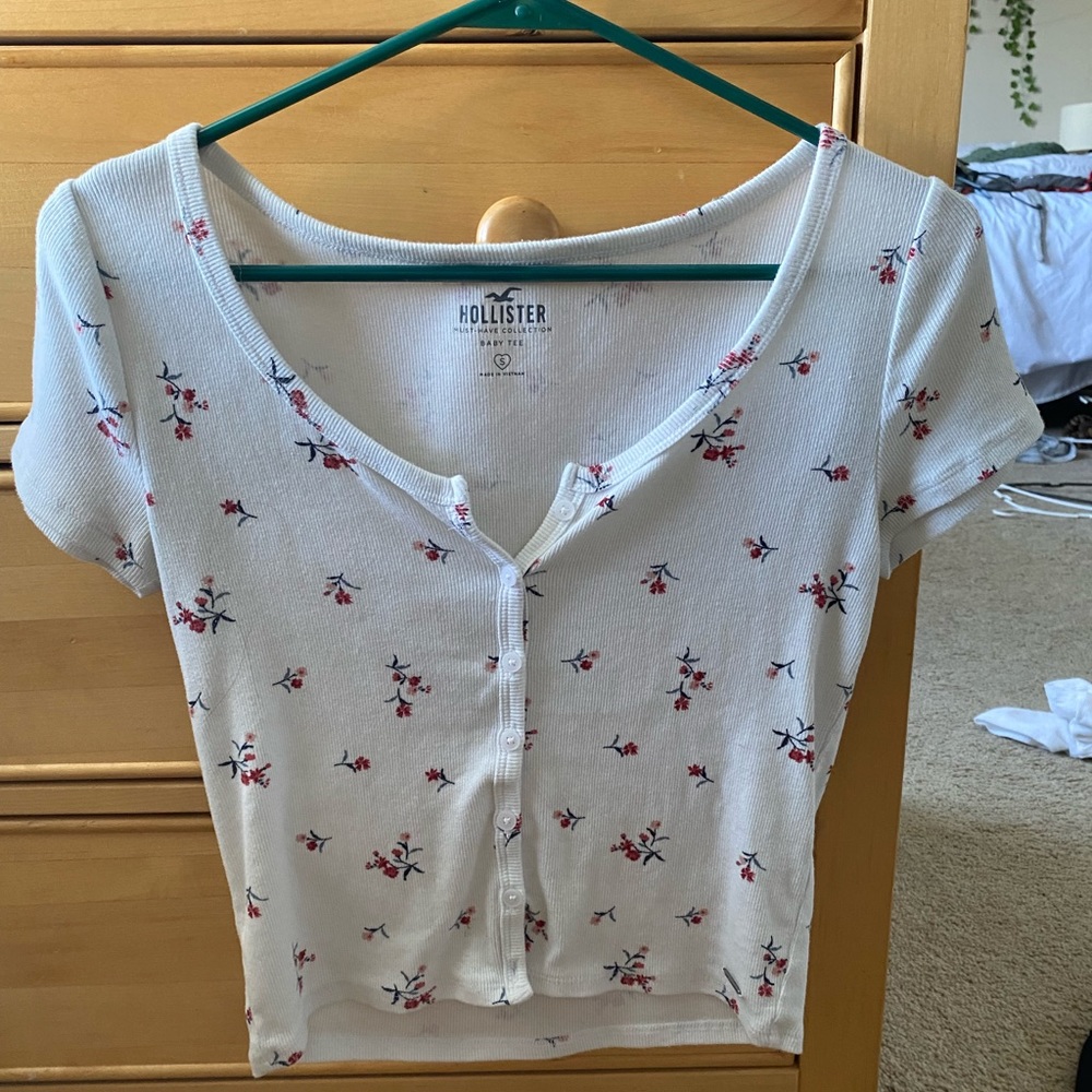 HOLLISTER BABY TEE WHITE W/FLOWERS